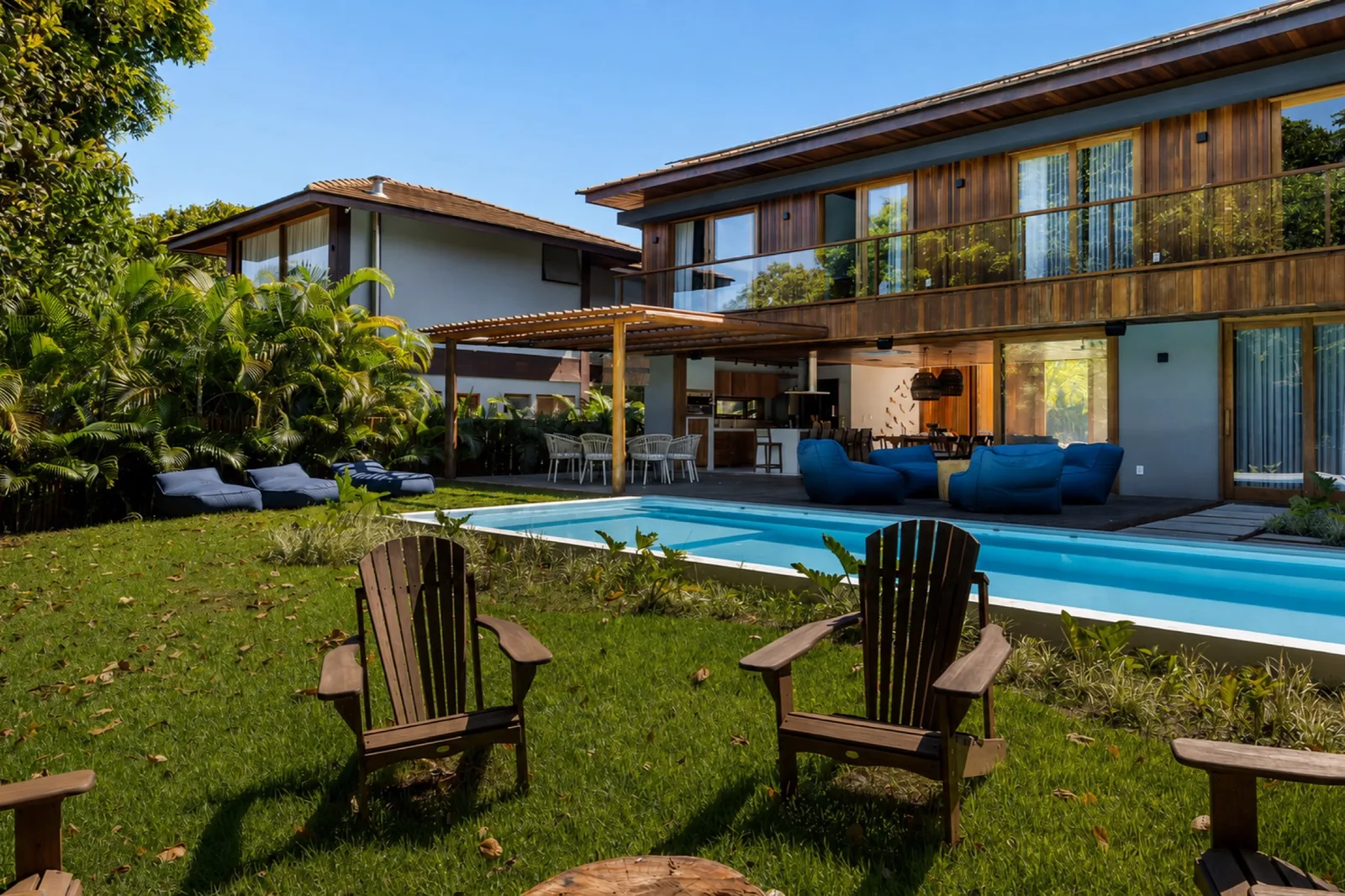 Casa Pássaro, casa e piscina vistas do jardim